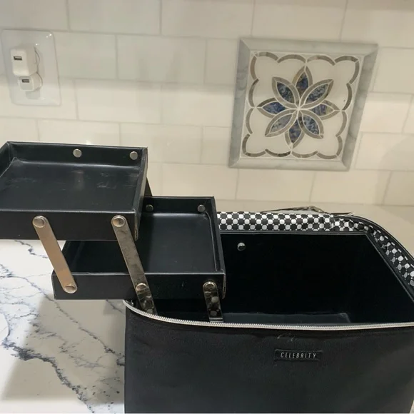 Make-up case. Black. Fabric exterior with solid insert. - Picture 5 of 11